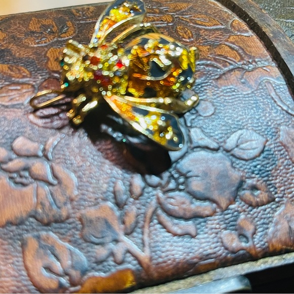 RARE! Joan Rivers “Fall Bee” Signed With Crystals & high quality enamel! - Picture 6 of 16